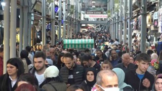 Bursa tarihi Uzun Çarşıda bayram yoğunluğu