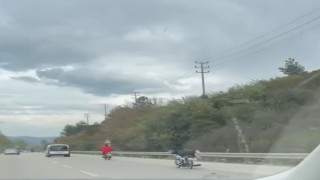 Bursada canını hiçe saydı, motosikletin üzerinde uzanarak seyretti