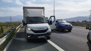 Bursada çekici emniyet şeridinde kamyonete arkadan çarptı: 2 yaralı