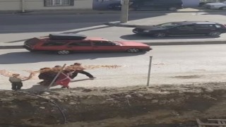 Bursada çocukların kavgasına büyükler dahil oldu, kavga anı kamerada
