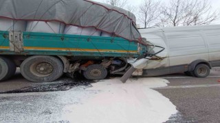 Bursada kamyonet tıra çarptı: 2 ölü