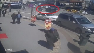Bursada motosiklet ile panelvan aracın çarpışma anı kamerada