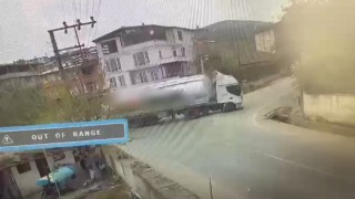 Bursada tırın devrilme anı kameralarda