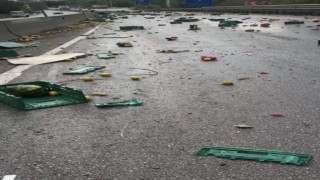 Bursada vinç ile kamyon çarpıştı, binlerce kasa meyve ve sebze yola döküldü