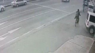 Bursada yolun karşısına geçen bisikletli adama otomobil böyle çarptı