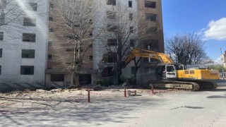 Büyükçekmecede kentsel dönüşüm çerçevesinde riskli yapıların yıkımı devam ediyor