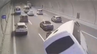 Çağlayan Adliyesi personelini taşıyan servis aracının kaza yaptığı anlar kamerada
