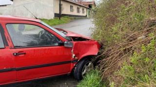 Çaldığı otomobille polisten kaçarken kaza yaptı