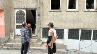 Canını hiçe sayarak girdiği ağır hasarlı binanın penceresinden düştü