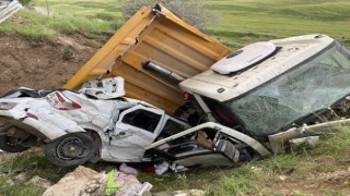 Çarpışan kamyon ile otomobil şarampole yuvarlandı:3 yaralı