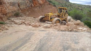 Çemişgezekte heyelandan dolayı kapanan yol açıldı