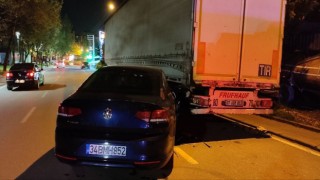Cep telefonuna bakmak isterken park halindeki tıra çarptı: 3 yaralı