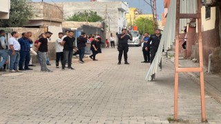 Ceylanpınarda şiddetli rüzgar çatıları uçurdu