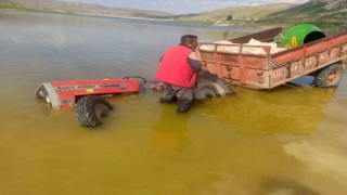 Çiftçi tarlasına gitmek için girdiği gölette mahsur kaldı
