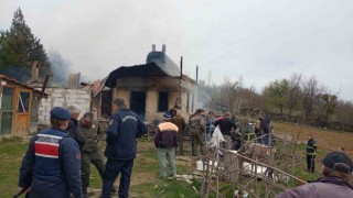 Çıkan yangın tek katlı evi kül etti