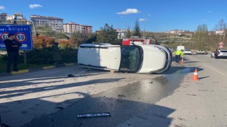 Cipin çarptığı hafif ticari araç devrildi: 2 yaralı