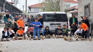 Çocuklar tahta arabalarla birincilik için yarıştı