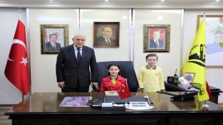 Çocuklardan Başkan Pekmezciye 23 Nisan ziyareti