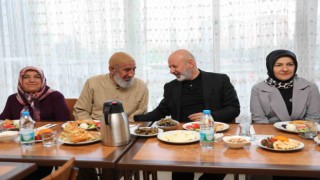 Çolakbayrakdar çifti,  depremzede ailelerle bayramlaştı