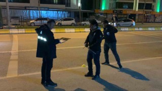 Çorumda iki ayrı otomobilden birbirlerine ateş açtılar