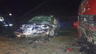 Çorumda tır ve otomobil çarpıştı: 3 yaralı