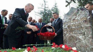 Cumhurbaşkanı Erdoğan, Alparslan Türkeşin mezarını ziyaret etti