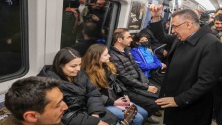 Cumhurbaşkanı Yardımcısı Oktay, Ankara metrosunda vatandaşlarla sohbet etti