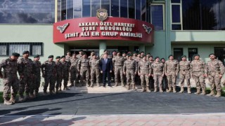 Cumhurbaşkanı Yardımcısı Oktay, özel harekat polisleriyle bayramlaştı