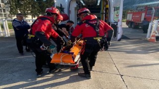 Dağlık alana düşen paraşütçüye jandarma helikopteriyle kurtarma