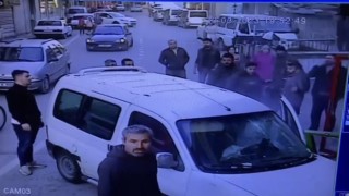 Dalgın sürücü hafif ticari aracıyla markete böyle daldı