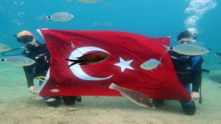 Denizin dibinde Türk Bayrağı açtılar
