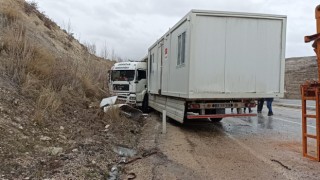 Deprem bölgesine konteynır taşıyan tır kaza yaptı