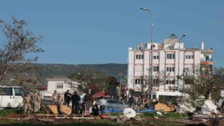 Deprem bölgesini fırtına vurdu, çatılar ve konteyner uçtu: 1 ölü, 4 yaralı