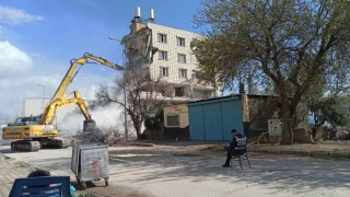 Depremde hasar gören binaların yıkımı devam ediyor