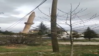 Depremde hasar gören cami minaresi kontrollü yıkıldı