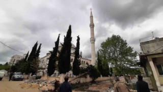 Depremde hasar gören minare için yıkım tepkisi