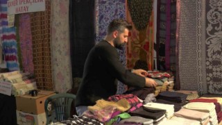 Depremde kurtardığı ürünleri ile işine devam ediyor