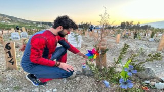 Depremde ölen çocukların mezarlarına rüzgar gülü bıraktılar