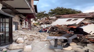 Depremde yerle bir olan eski Antakya sokaklarında Hatıran Yeter şarkısını söyledi