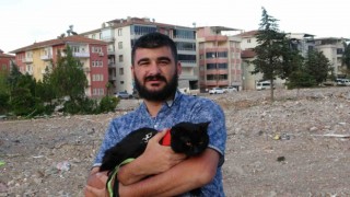 Depremde yıkılan evinin enkazında 11 gün sonra bulunan kedisine gözü gibi bakıyor