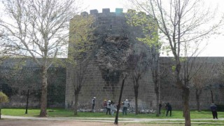 Depremde zarar gören Diyarbakır Surlarında moloz ayrıştırma ve belgeleme çalışmaları başladı