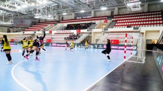Depremden etkilenen Elazığ ve Adana, hentbol finalinde karşı karşıya geldi