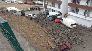Depremden etkilenmeyen istinat duvarı yağmurda çöktü, araçlar hurdaya döndü