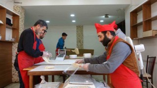 Depremin etkilediği Hatayda Ramazanın vazgeçilmezi küncülü helva geleneği sürüyor