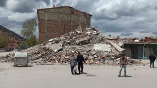 Depremin merkez üssü Elbistanda ağır hasarlı bina çöktü