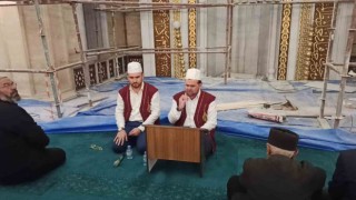 Depremin vurduğu Afşinde Kadir Gecesinde camiler doldu taştı