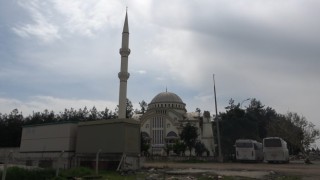 Depremin vurduğu camide dikkat çeken görüntü: Minarelerden biri yıkıldı, diğeri kaldı