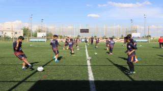 Depremin yaralarını futbol ile sarıyorlar