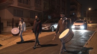 Depremzede ağabeyi Ramazan davulu çalıyor, kardeşi ilahilerle eşlik ediyor