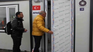 Depremzede çocuklara bayram harçlığı dağıtıldı